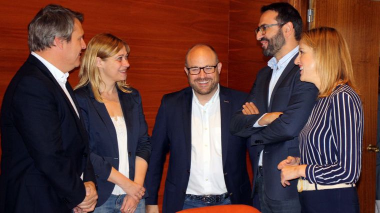 Imágenes del encuentro entre representantes del PSOE y de Ciudadanos, tras alcanzar el acuerdo para la gobernabilidad de los municipios.