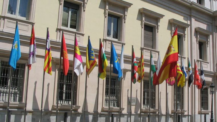 Banderas de las comunidades autónomas de España frente al Senado.