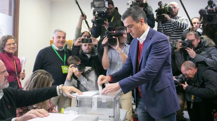 Pedro Sánchez ejerciendo su derecho al voto.
