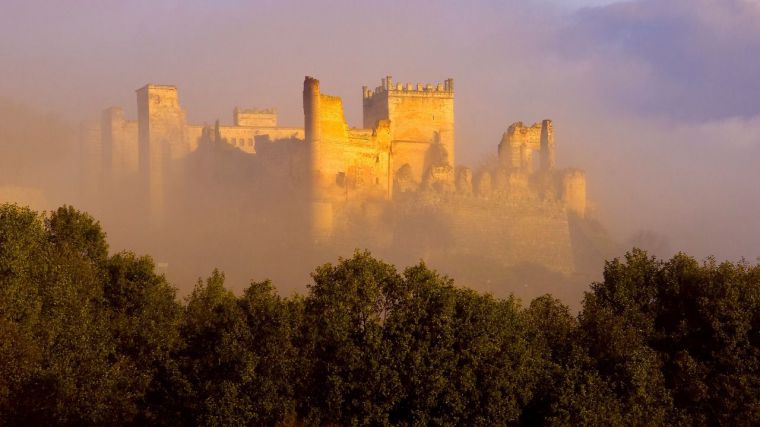Castillo de Escalona en la niebla. 