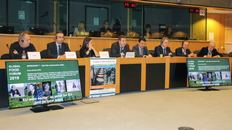 García-Page reivindica en Bruselas que se mantengan las cantidades y los fondos de la PAC así como ayudas específicas para el olivar de bajo rendimiento