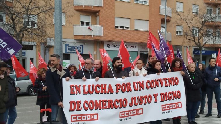 CCOO y las plantilla del Comercio de Cuenca reclaman ante la patronal un convenio colectivo digno para el sector 