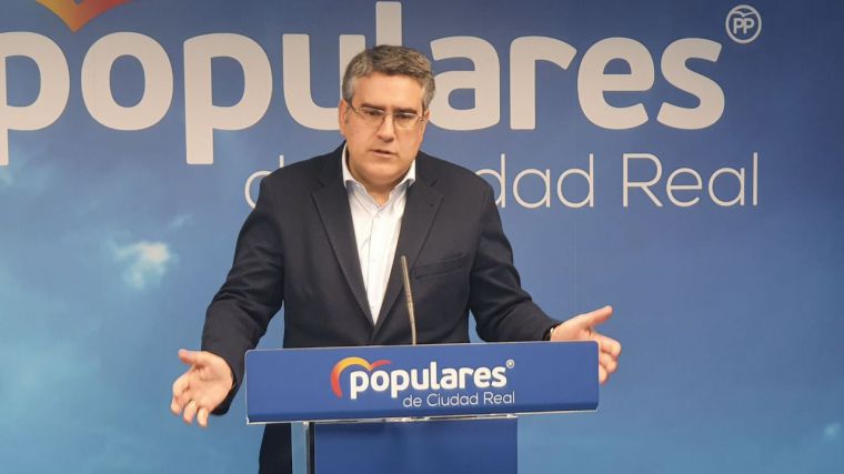 Rodríguez insta a Page a que sea 'valiente' y cumpla su compromiso de llevar a los tribunales al Gobierno de Pedro Sánchez