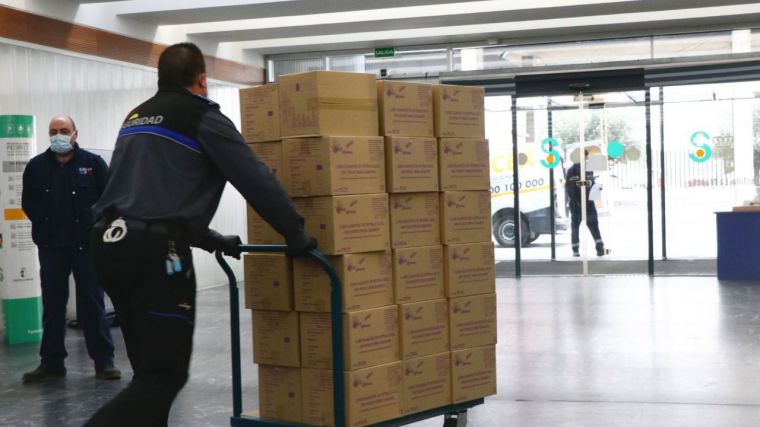 El Gobierno de Castilla-La Mancha está distribuyendo hoy más de 1,3 millones de artículos de protección para los profesionales de los centros sanitarios 
