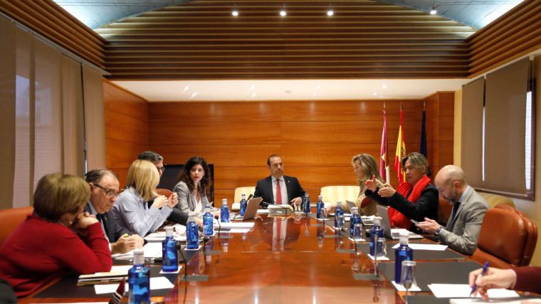 Foto de archivo de una reunión de la Mesa y de la Junta de Portavoces del Parlamento regional.