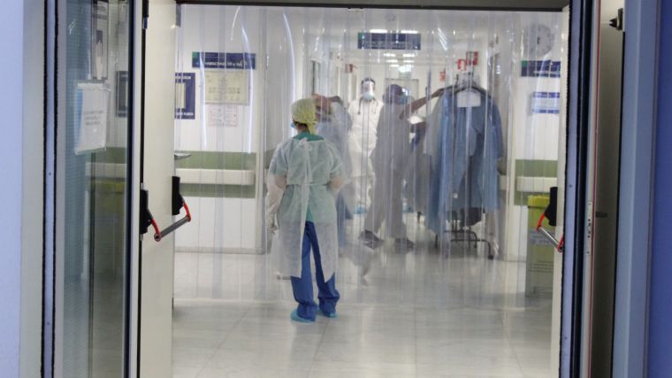 Castilla-La Mancha alcanza las 6.570 altas epidemiológicas y el número de hospitalizados en planta continúa disminuyendo