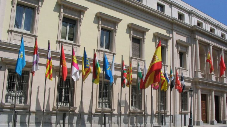 Banderas de las comunidades autónomas de España frente al Senado, Madrid.