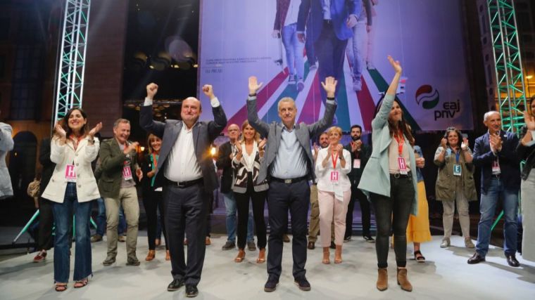 Salida triunfal de Urkullu tras las Elecciones al Parlamento Vasco 2020.