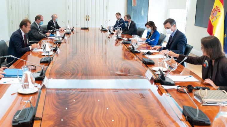 Imagen de la reunión con los representantes de Airbus.