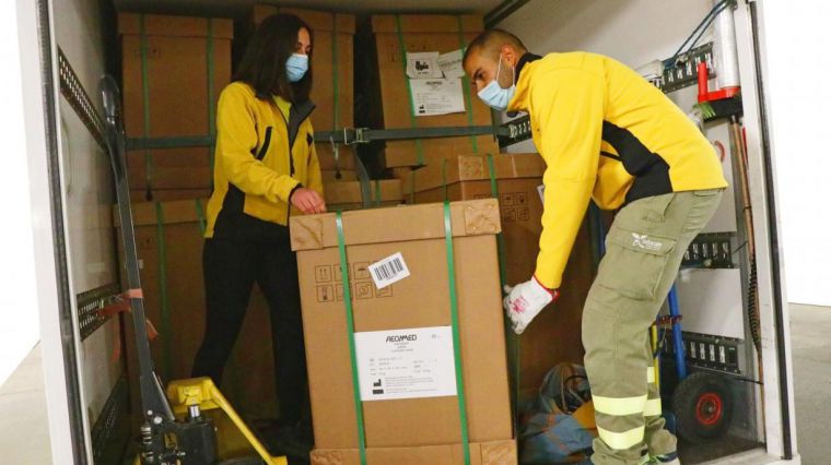 El Gobierno de Castilla-La Mancha ha distribuido esta semana cerca de un centenar de equipos de ventilación mecánica en los centros hospitalarios de la región