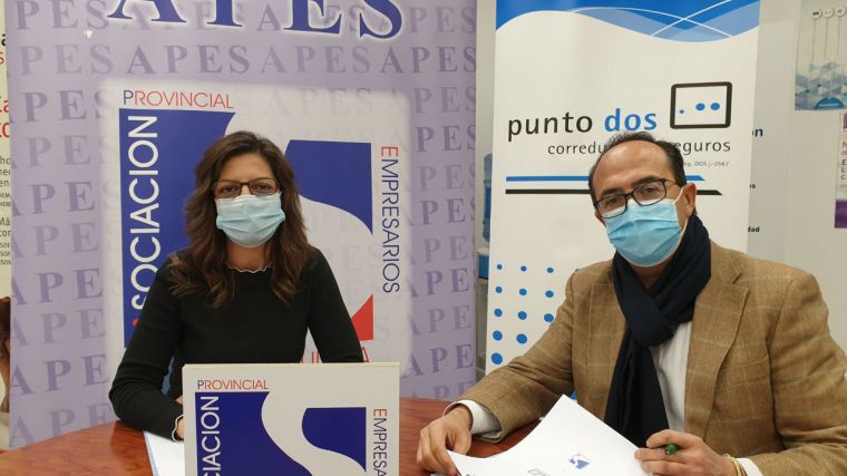 Maite Rodríguez, presidenta de APES, y Fernando García del Vello, director comercial de Punto Dos Correduría