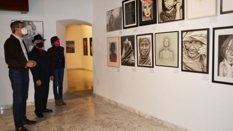 Álvaro Gutiérrez visita en San Clemente la muestra artística 'Arte sin fronteras', que reúne a 56 artistas de todo el mundo