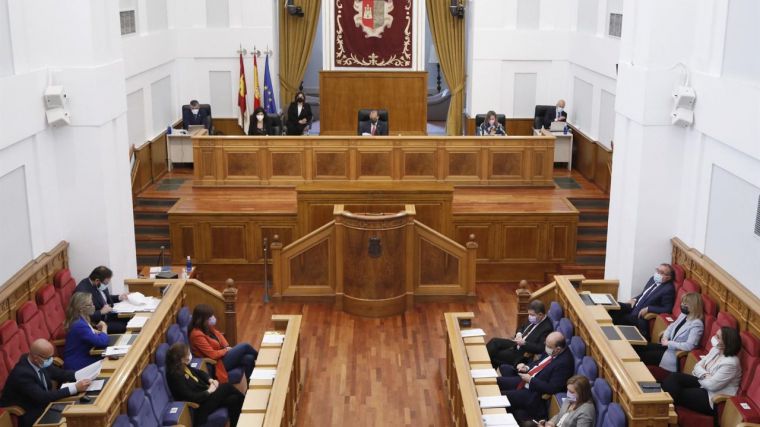 El deporte enfrenta a PP, PSOE y Cs mientras que la Junta pide respeto a un sector que afronta una situación 'difícil'