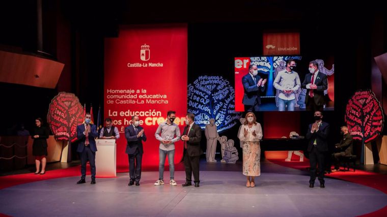 CLM rinde homenaje a su sector educativo tras un año marcado por la pandemia: 'No hay sociedad decente sin docentes'