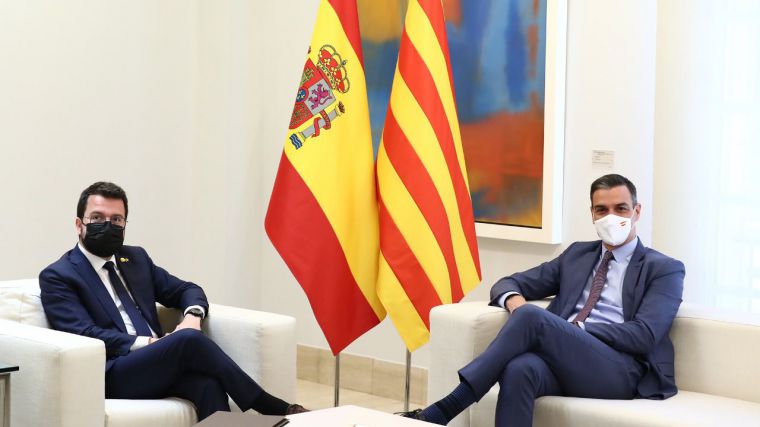 Pedro Sánchez durante la reunión con el presidente de la Generalitat de Cataluña, Pere Aragonès.