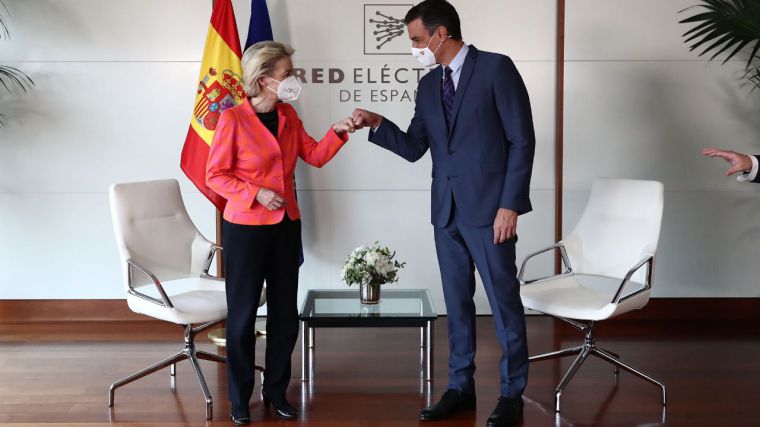 Pedro Sánchez, saluda a la presidenta de la Comisión Europea, Ursula von der Leyen.