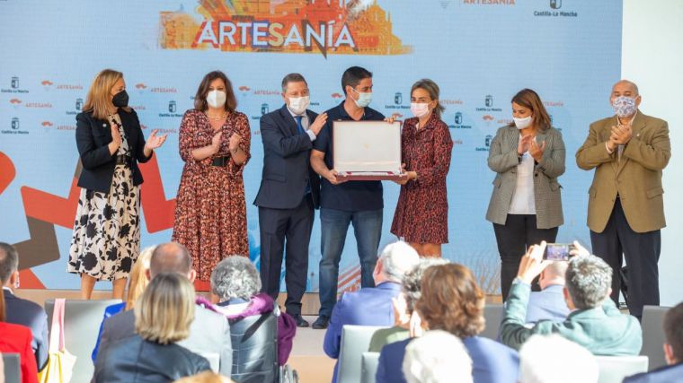 El criptanense Vicente Casero recibe la placa al mérito artesano de FARCAMA como único maestro dedicado a la carpintería molinera