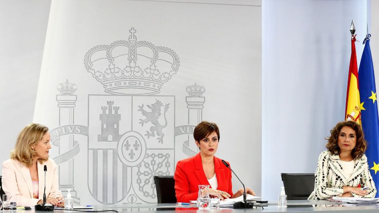 Isabel Rodríguez, Nadia Calviño y María Jesús Montero, durante una rueda de prensa.