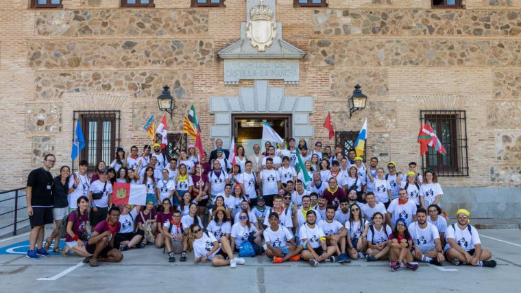 El Campamento Juventud Sorda conoce los avances en accesibilidad durante una visita a las Cortes de Castilla-La Mancha 