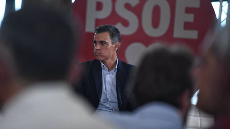 Sánchez admite que los hogares pagan más en la factura por el mecanismo ibérico 'pero sería el triple sin ese tope'