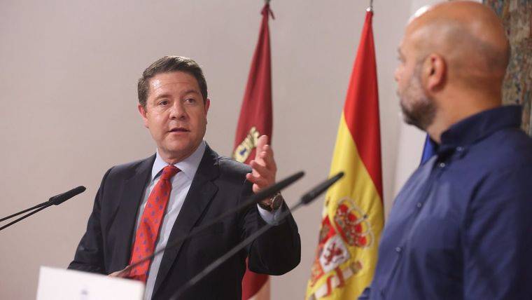 Emiliano García Page y José García Molina comparecen para anunciar el acuerdo.