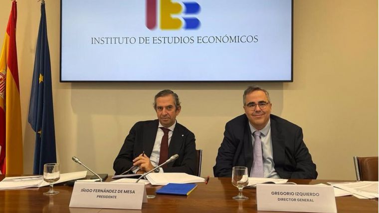 El presidente del Instituto de Estudios Económicos, Íñigo Fernández de Mesa, y su director general, Gregorio Izquierdo