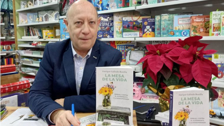 El escritor y psicólogo toledano Enrique Galindo presenta el libro de autoayuda 'La mesa de la vida'