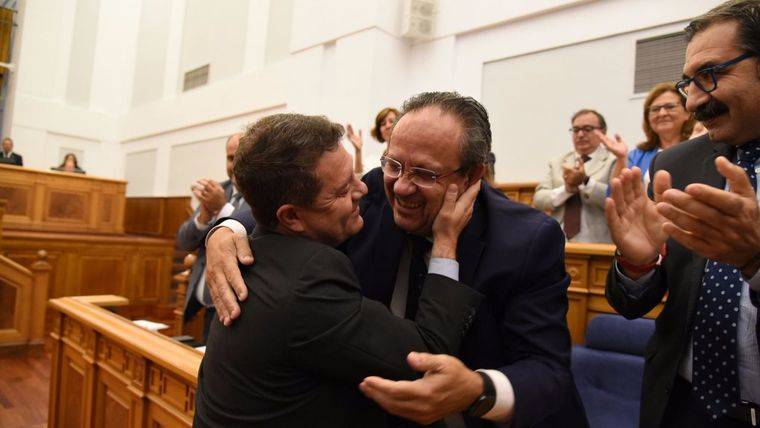 El presidente de la Junta,Emiliano García-Page, abraza al consejero de Hacienda, Juan Alfonso Ruiz Molina.