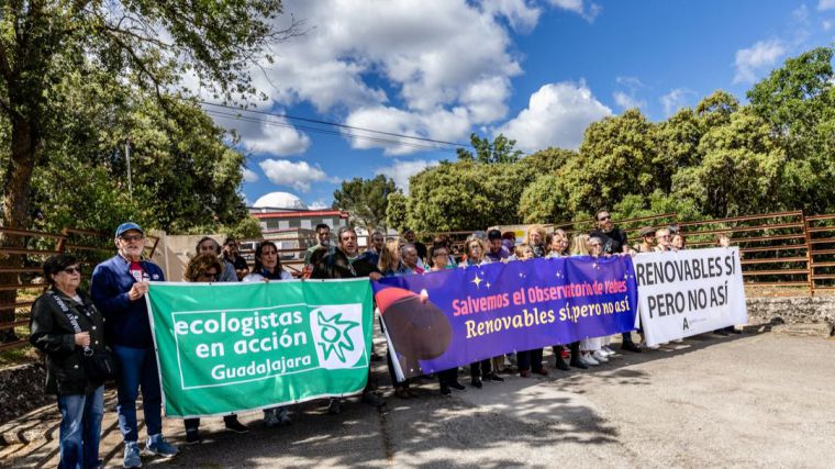 Ecologistas y vecinos protestan en Yebes por la supervivencia del observatorio astronómico, en riesgo por la 'burbuja de fotovoltaicas'