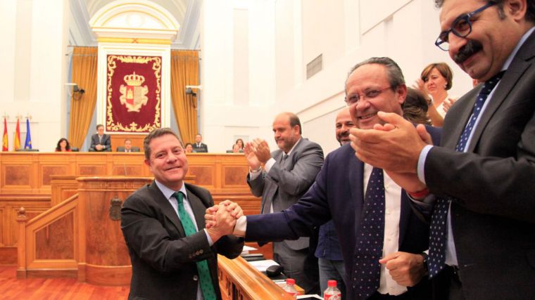 El presidente Emiliano García-Page saluda al consejero de Hacienda, Juan Alfonso Ruiz Molina.