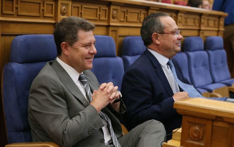 García-Page y el consejero de Hacienda durante el Pleno de las Cortes regionales.