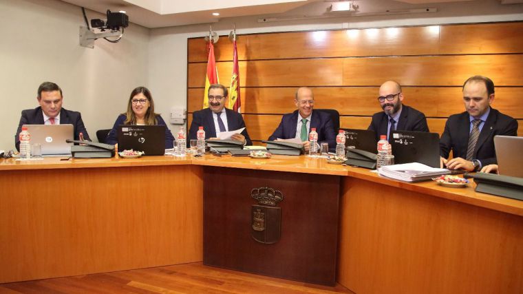 El consejero de Sanidad, Jesús Fernández Sanz, comparece junto a la directora gerente, Regina Leal y otros responsables del SESCAM, ante la Comisión de Economía y Presupuestos de las Cortes de Castilla-La Mancha.