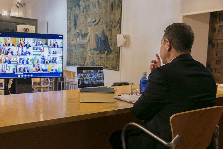 Emiliano García-Page participa en la videoconferencia de presidentes autonómicos convocada por el presidente del Gobierno el pasado 15 de marzo.