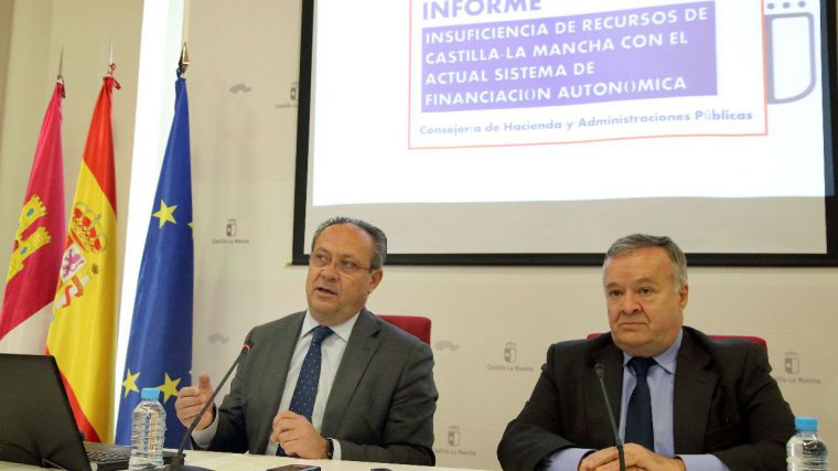 El consejero de Hacienda y Administraciones Públicas, Juan Alfonso Ruiz Molina, informa sobre el sistema de financiación autonómica.