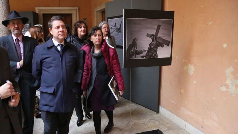 Emiliano García-Page en la visita este jueves a la exposición sobre la Semana Santa de Cuenca que ha organizado la Junta en Roma.
