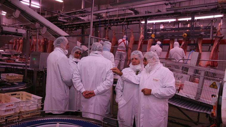 Emiliano García-Page en una visita a la fábrica de la empresa cárnica Incarlopsa en Tarancón.
