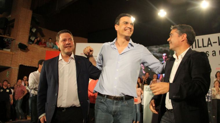 García-Page, Pedro Sánchez y Manuel González Ramos en un acto público del partido celebrado en Albacete durante la campaña electoral de 2015.