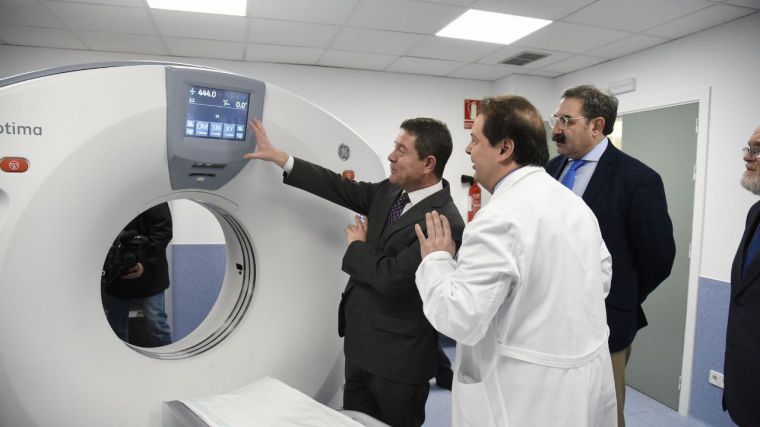 Emiliano García-Page y el consejero de Sanidad visitan el equipo de tomografía computarizada (TAC) del Hospital Universitario ‘Nuestra Señora del Perpetuo Socorro’. 