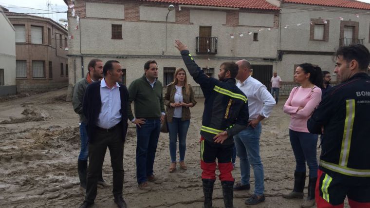 Paco Núñez en su visita a la localidad de Cebolla tras la riada.