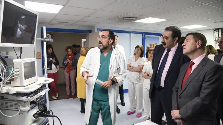 El presidente de Castilla-La Mancha, Emiliano García-Page, y el consejero de Sanidad en una visita al Hospital Universitario de Guadalajara.