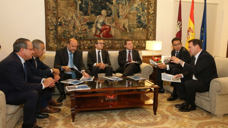 García Page se reúne con Miguel Cardoso, economista jefe para España de BBVA, para recibir el informe 'situación Castilla-La Mancha' del BBVA Research.
