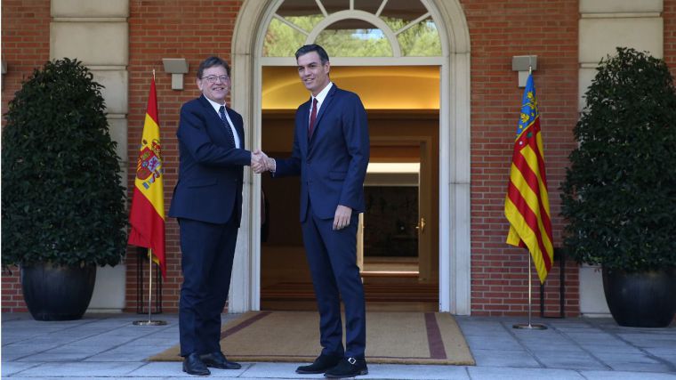 El presidente del Gobierno, Pedro Sánchez, saluda a Ximo Puig, presidente de la Generalitat Valenciana, a su llegada a La Moncloa.