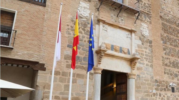 Banderas en la fachada del Palacio de Fuensalida.