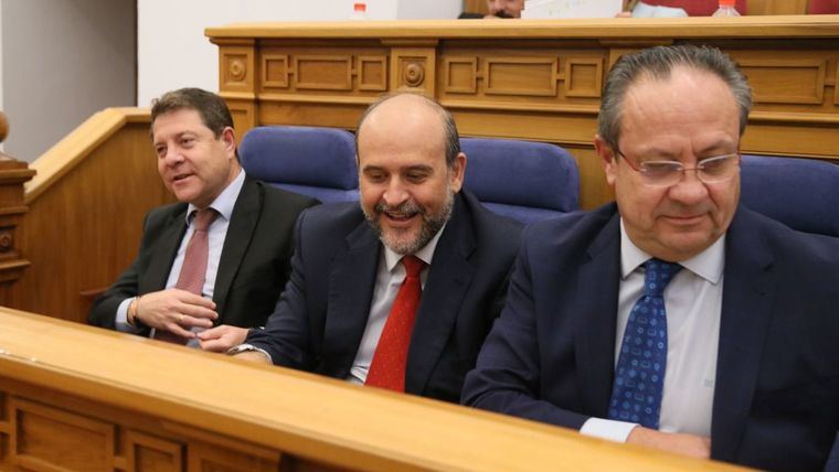 Emiliano García-Page junto al vicepresidente primero de la Junta, José Luis Martínez Guijarro, y el Consejero de Hacienda, Juan Alfonso Ruiz Molina.