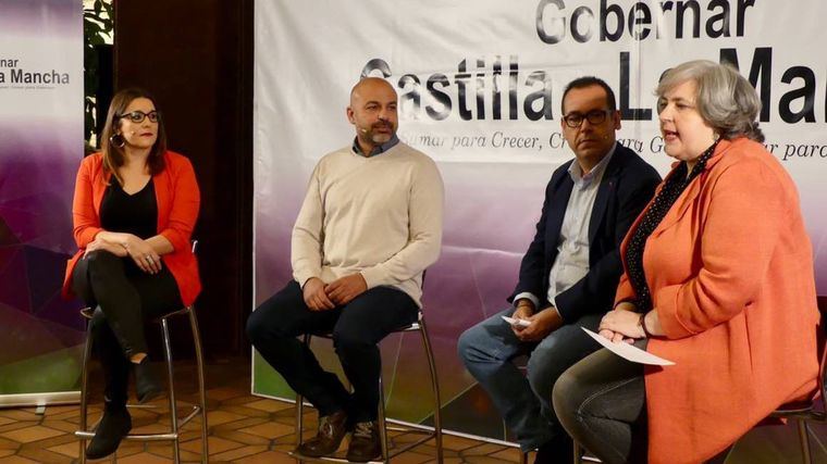 María Díaz, José García Molina, Juan Ramón Crespo e Isabel Álvarez el pasado 18 de octubre, fecha en la que IU y Podemos anunciaron la confluencia de ambas formaciones en CLM.