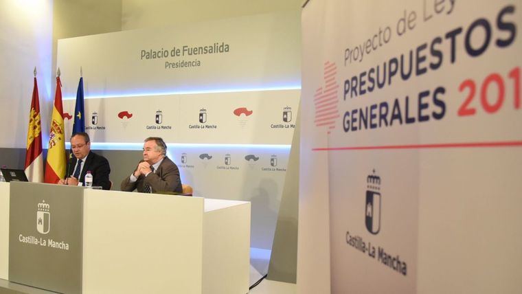El consejero de Hacienda y Administraciones Públicas, Juan Alfonso Ruiz Molina, en la presentación del proyecto de Ley de Presupuestos Generales de Castilla-La Mancha para 2018. 