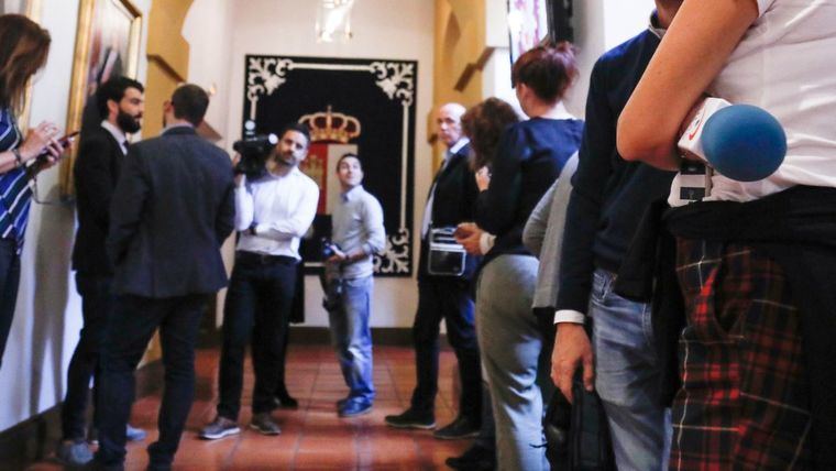 Periodistas aguardan en los pasillos de las Cortes de Castilla-La Mancha.