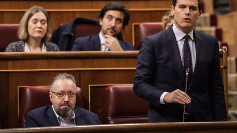 Juan Carlos Girauta a la derecha de Albert Rivera, en el Congreso de los Diputados.