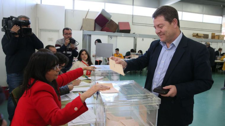 Emiliano García-Page votando en las pasadas elecciones generales del 28A.