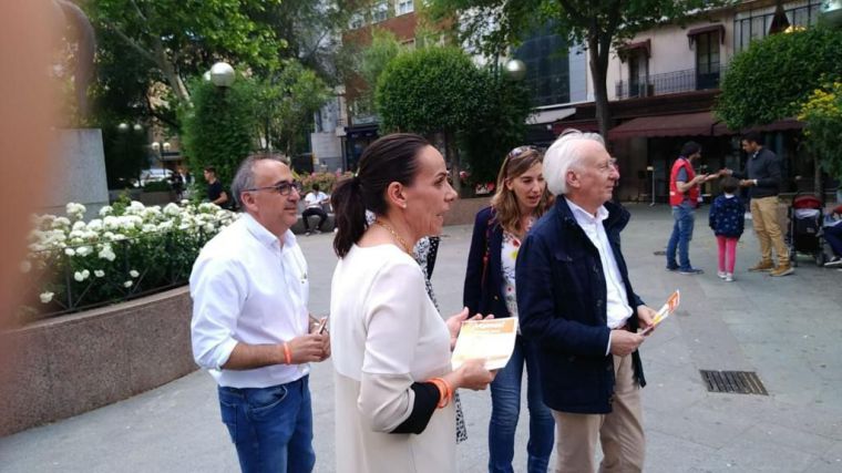 Albert Boadella participa en un paseo Ciudadano con Eva María Masías cabeza de lista a la Alcaldía de Ciudad Real